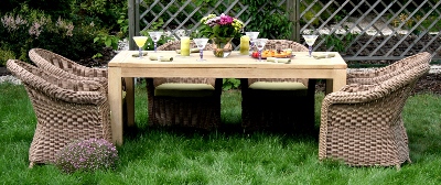 Zestaw mebli ogrodowych: stół z drewna teakowego i fotele z technorattanu
