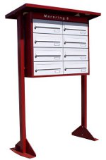 Skrzynki pocztowe ułożone w dwóch rzędach dla 8 lokatorów, na nóżkach i z daszkiem
